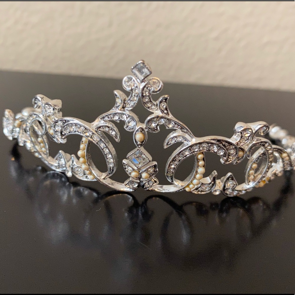 Gorgeous Rhinestone Pearl Tiara / Wedding / Prom. - Picture 1 of 5